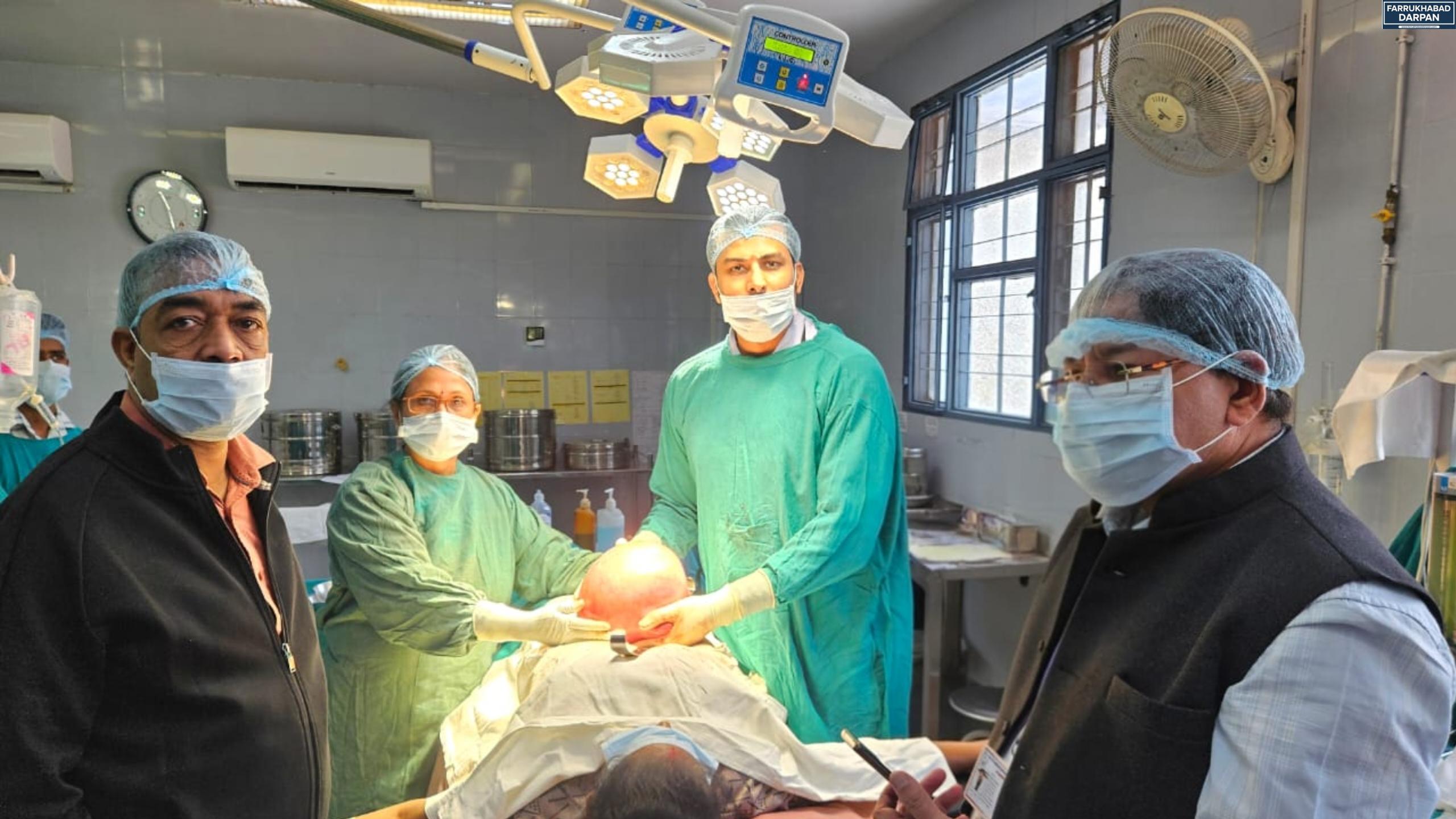 फर्रुखाबाद : लोहिया अस्पताल के सर्जन ने निकाला 13.5 किलो का ट्यूमर, महिला की बची जान