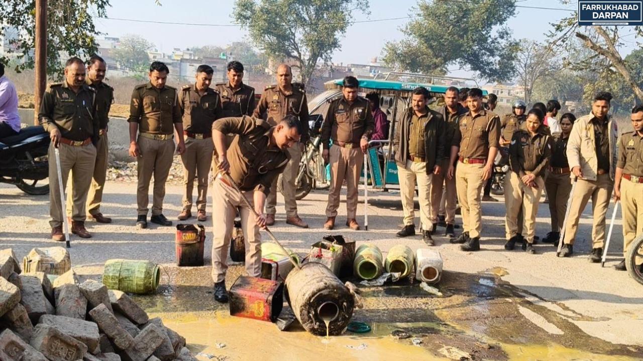 फर्रुखाबाद : अवैध शराब पर बड़ी कार्रवाई, 300 किलो लहन नष्ट – 40 लीटर कच्ची शराब जब्त