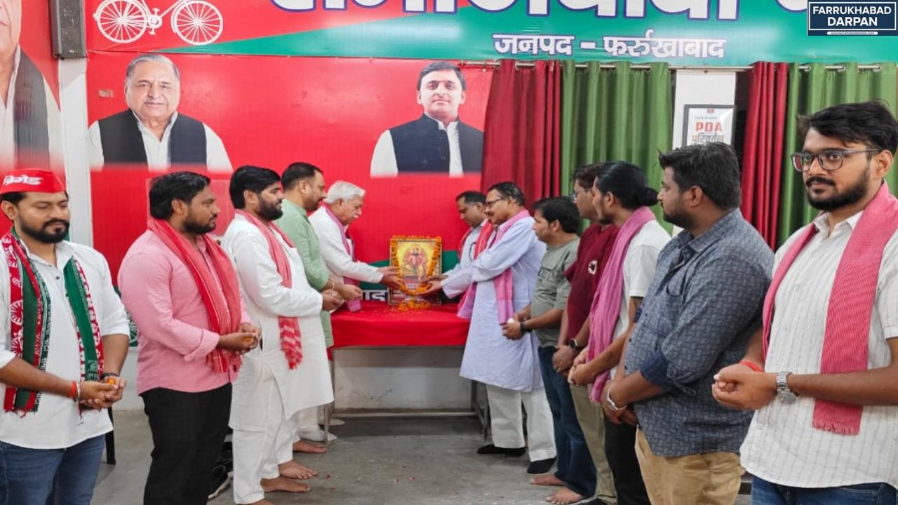 फर्रुखाबाद : सपा कार्यकर्ताओं ने धूमधाम से मनाई महाराज दक्ष प्रजापति की जयंती, समाज को दिया बड़ा संदेश