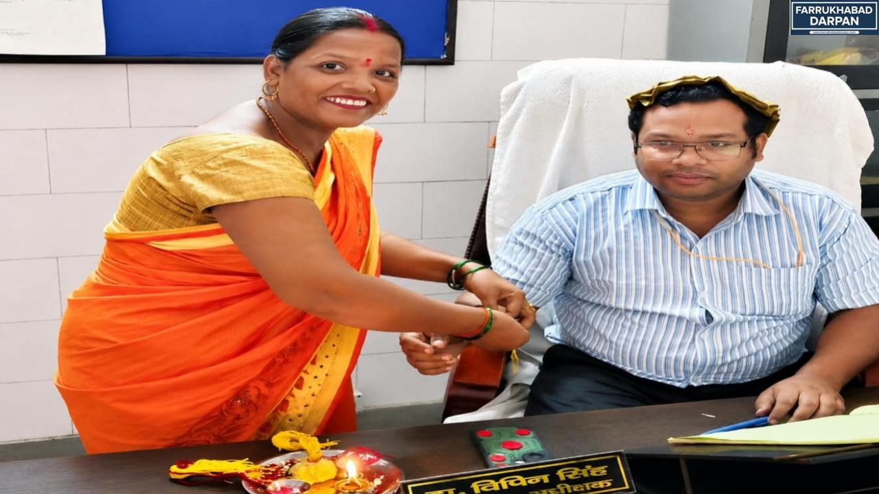 फर्रुखाबाद : कायमगंज में मातृ शक्ति व दुर्गा वाहिनी ने अस्पताल, पुलिस चौकी और कचहरी में बांधी राखी, लिया सेवा का संकल्प