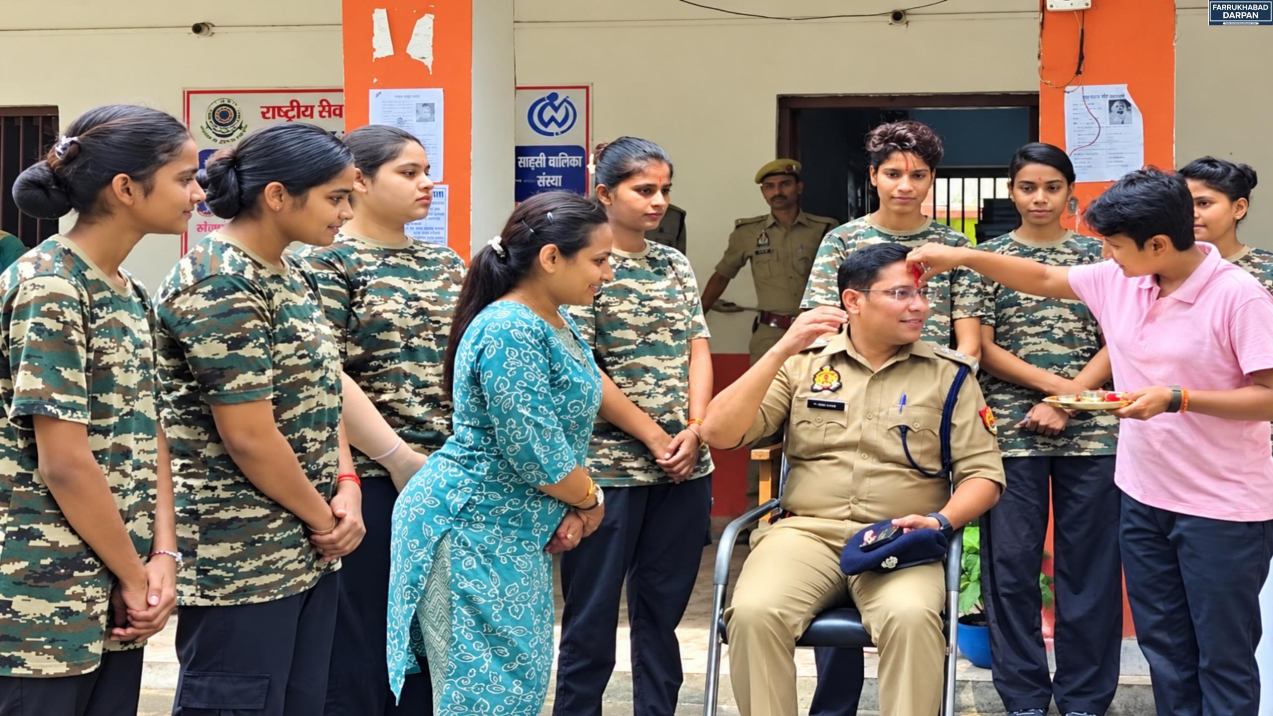 फर्रुखाबाद : कायमगंज में पुलिस की कलाई पर सजी ‘खाकी वाली राखी’, साहसी बालिका संस्था ने मनाया रक्षाबंधन