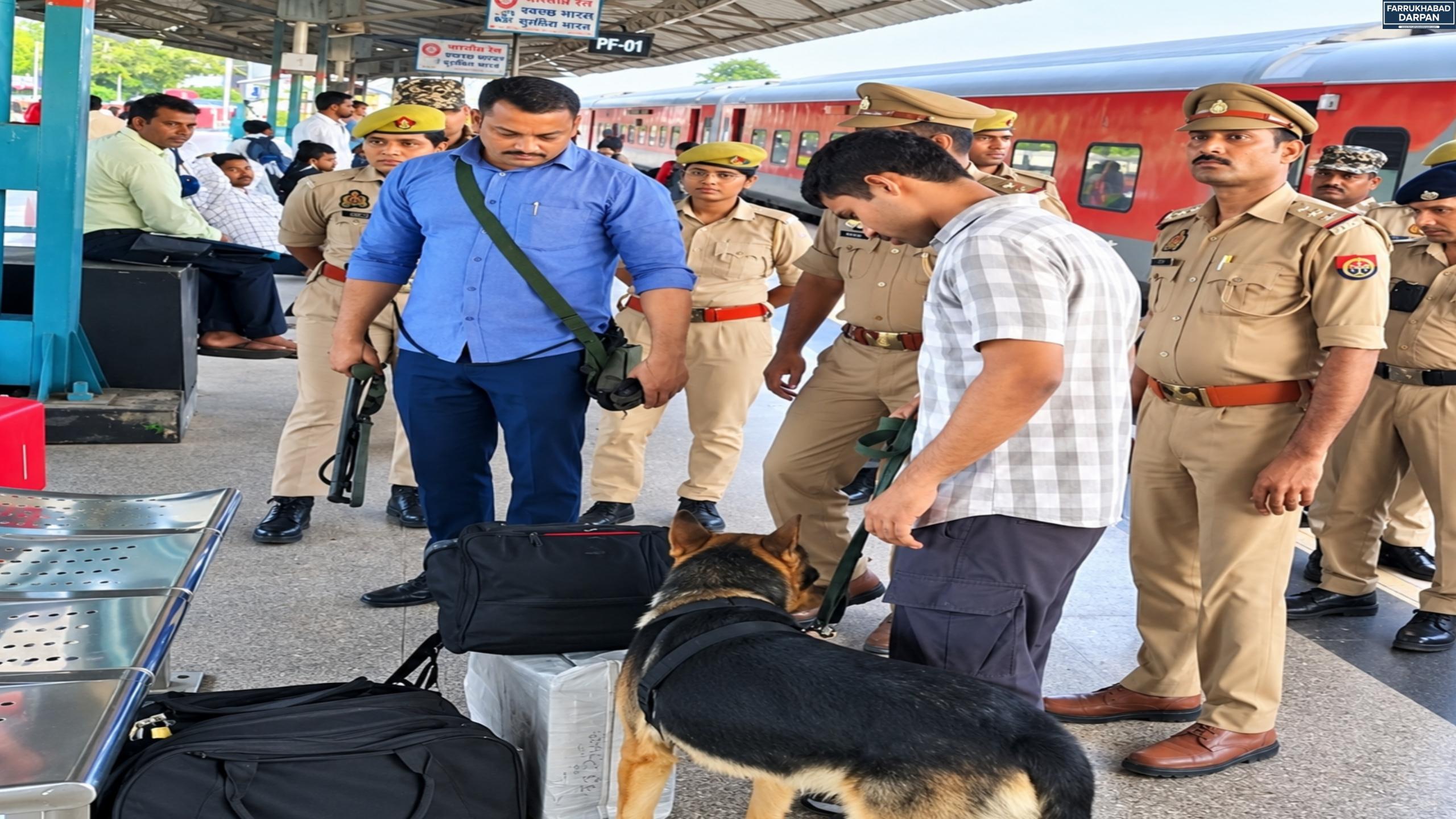 फर्रुखाबाद : रक्षाबंधन त्यौहार को लेकर रेलवे स्टेशन पर जीआरपी और आरपीएफ ने चलाया सघनय चैकिंग अभियान, संदिग्धों पर पैनी नजर
