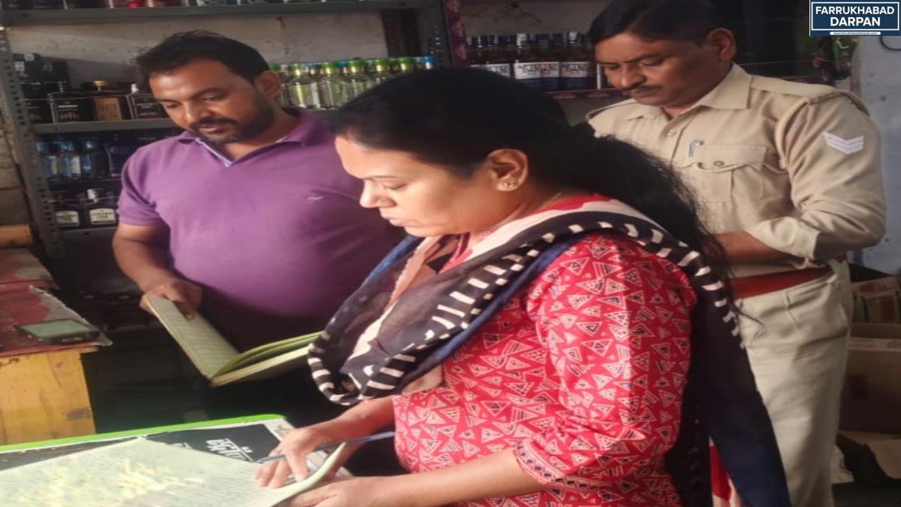 फर्रुखाबाद : आबकारी विभाग ने किया शराब की दुकानों का औचक निरीक्षण, स्टॉक रजिस्टर और CCTV व्यवस्था जांची